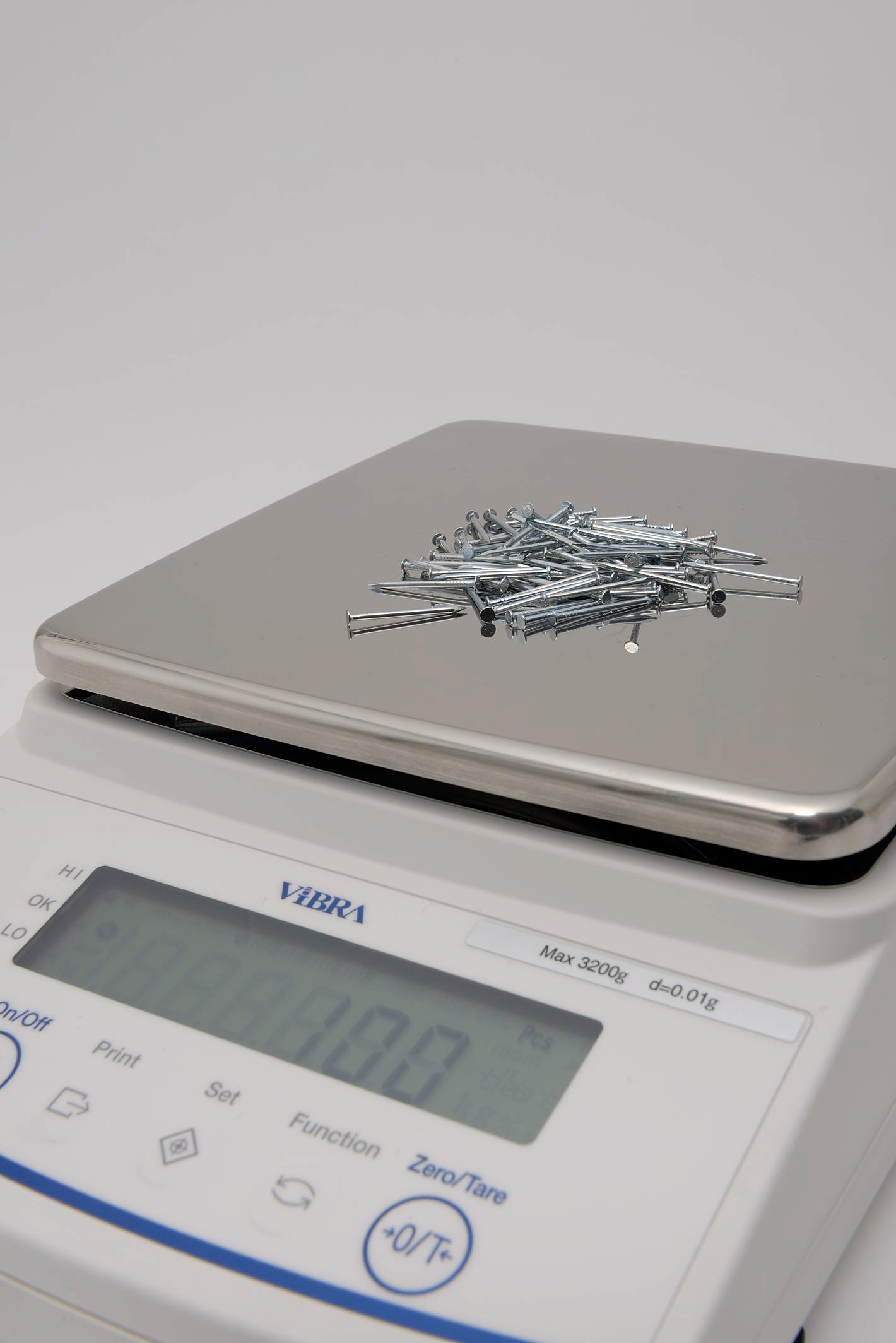 Robust housing, large weighing platform