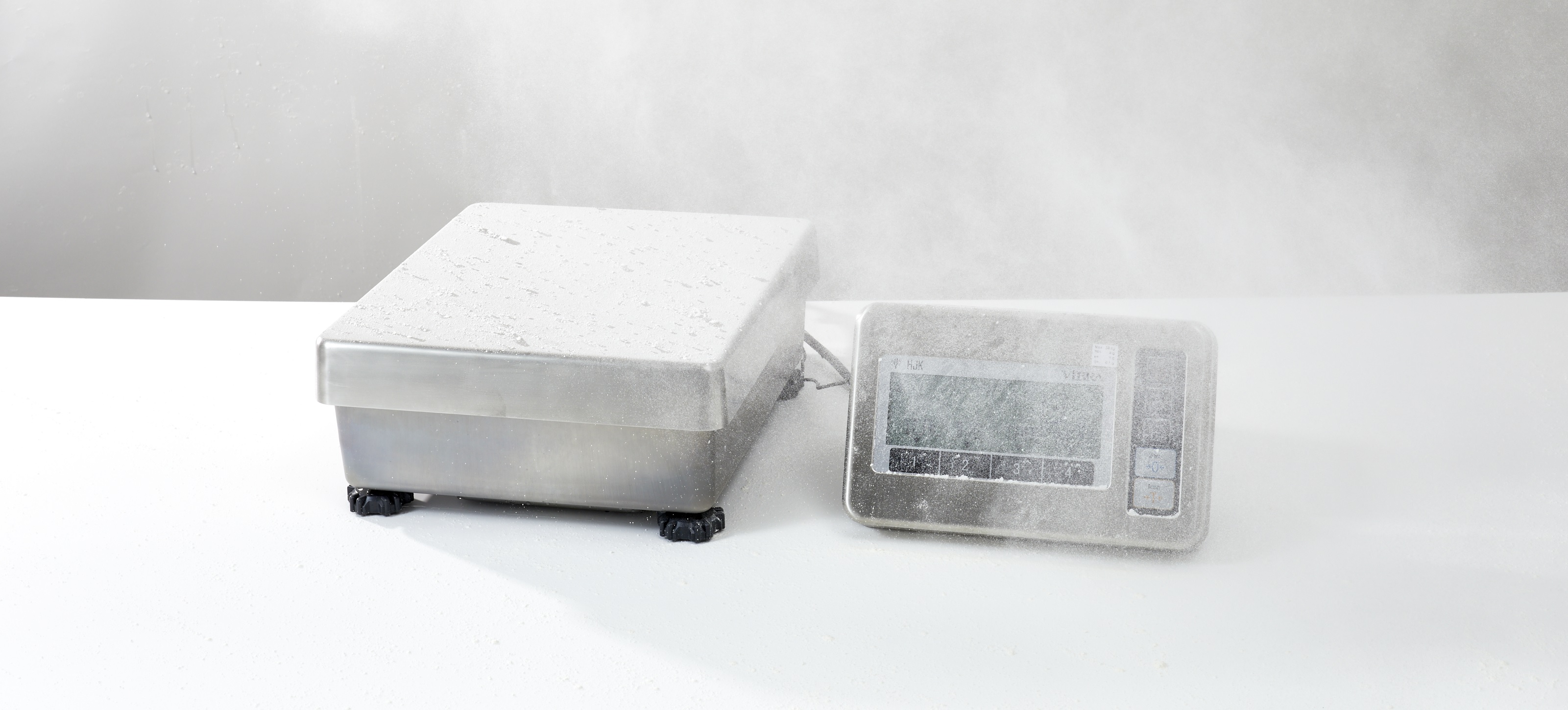 Dust-proof structure, highly resistant to severely dusty environment